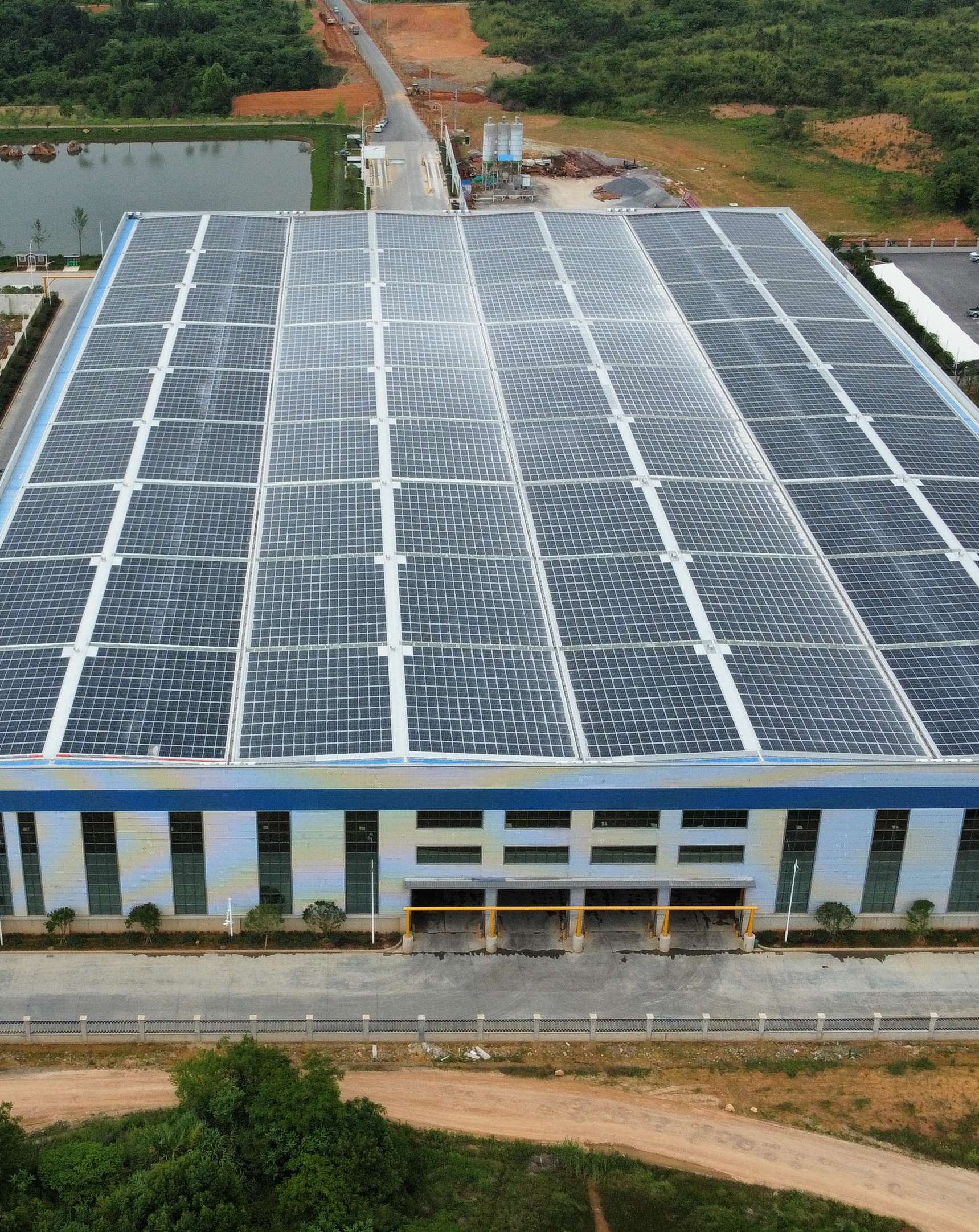 2022年4月，安徽池州汇成物资4MW光伏发电BIPV项目，年发电约400万度，满足约40%用电需要.jpg